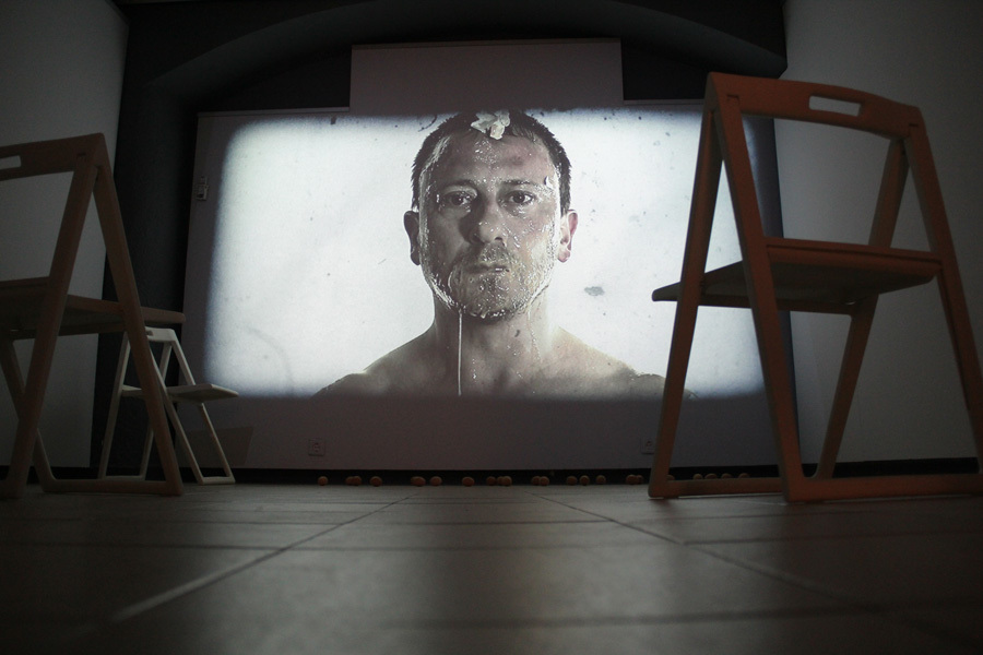 El videoart de Dani Andreu és l'única obra que ocupa una sala sencera // Jordi Julià