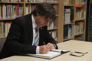 Puigdemont va escriure al llibre d'honor de l'institut // Jordi Julià