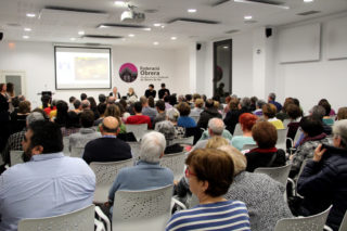 La sala d'actes de la Federació Obrera s'ha omplert a la presentació de "Casa Nostra, Casa Vostra" // Jordi Julià