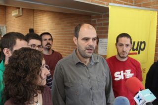 El regidor Josep Raventós ha explicat la decisió acompanyat de membres de l'assemblea // Jordi Julià